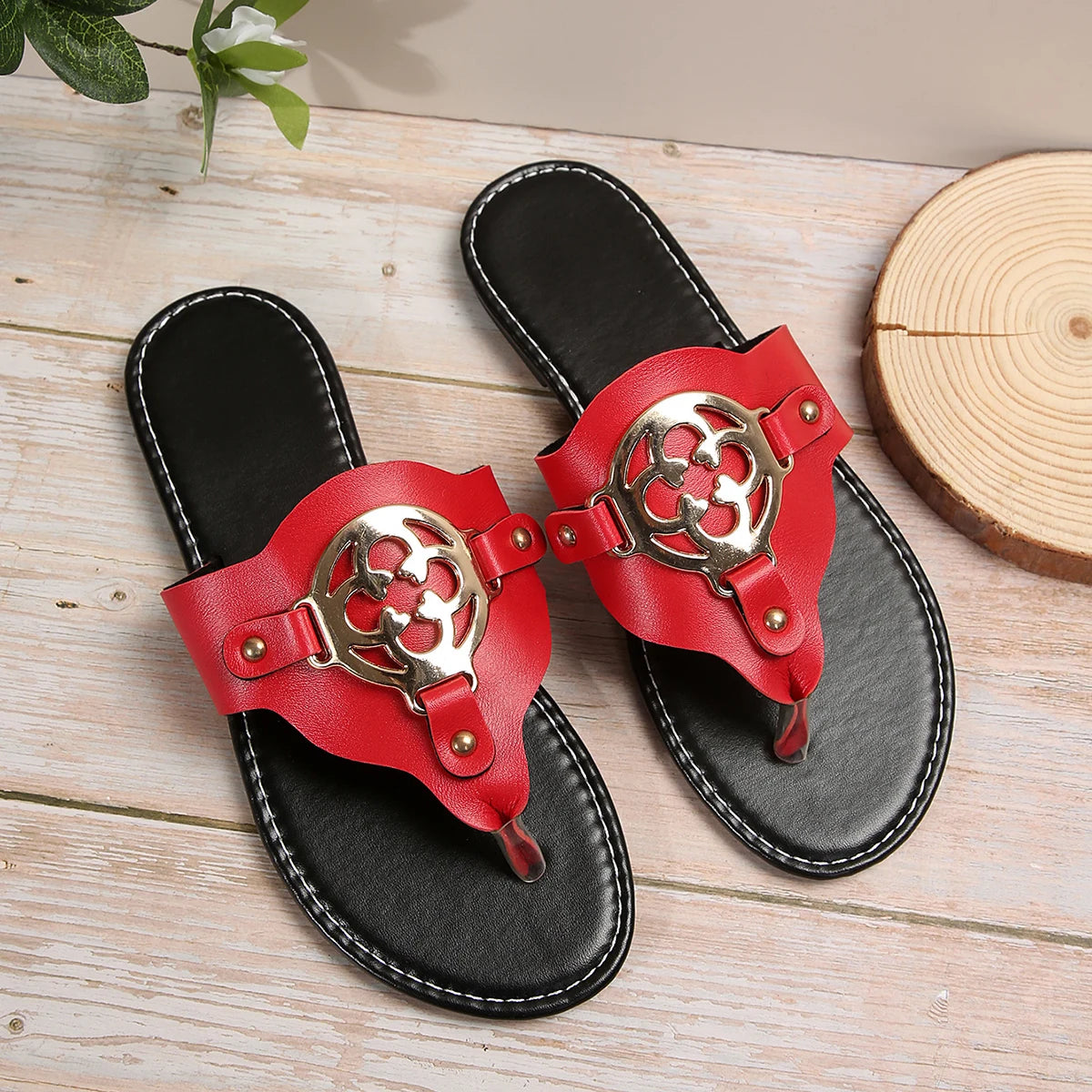Eleganza estiva ai tuoi piedi. Questi sandali impreziositi da dettagli metallici sono l'accessorio perfetto per dare un tocco di classe al tuo look da giorno o da sera. Leggeri, comodi e dal design ricercato, sono ideali per