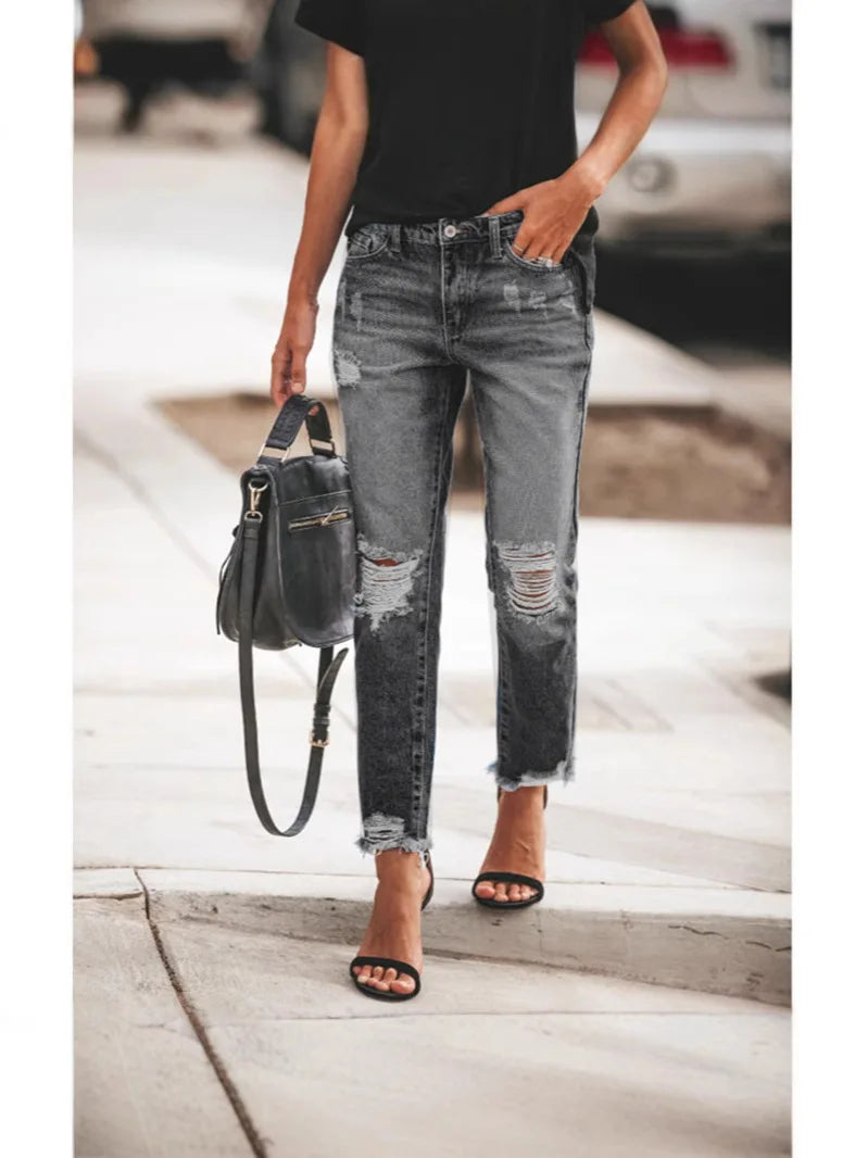 Il mix perfetto tra stile casual e carattere. Questi jeans azzurri con strappi sulle ginocchia sono il must-have della stagione per un look street-wear disinvolto. Comodi, versatili e sempre di tendenza, sono ideali per chi c