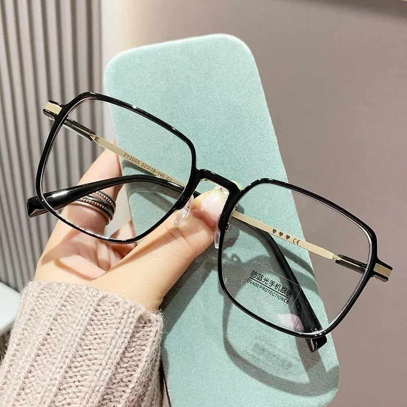Un tocco di colore e stile per il tuo sguardo. Questi occhiali trasparenti con delicati bordi rosa sono l'accessorio perfetto per aggiungere un po' di vivacità e femminilità a ogni tuo outfit. Leggeri, moderni e ideali per