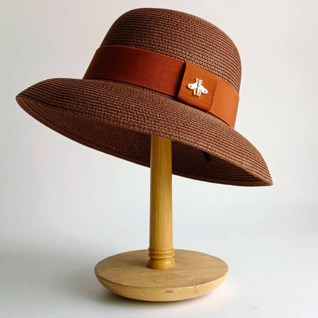 Un tocco di classe intramontabile. Questo cappello elegante, impreziosito da un dettaglio raffinato, è l'accessorio perfetto per completare i tuoi outfit con un tocco di personalità e fascino. Ideale per chi ama distinguers