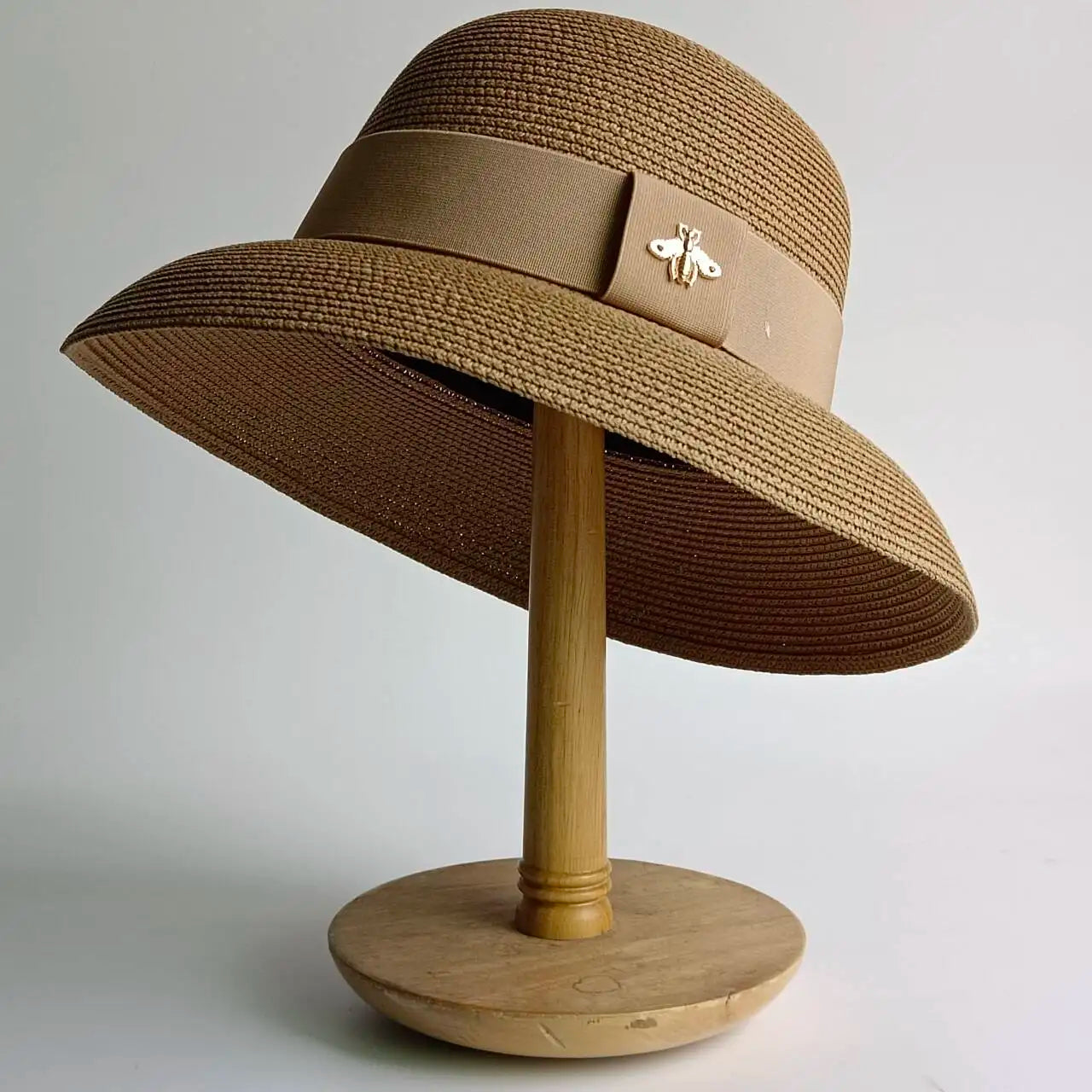 Un tocco di classe intramontabile. Questo cappello elegante, impreziosito da un dettaglio raffinato, è l'accessorio perfetto per completare i tuoi outfit con un tocco di personalità e fascino. Ideale per chi ama distinguers