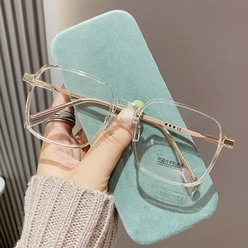Un tocco di colore e stile per il tuo sguardo. Questi occhiali trasparenti con delicati bordi rosa sono l'accessorio perfetto per aggiungere un po' di vivacità e femminilità a ogni tuo outfit. Leggeri, moderni e ideali per
