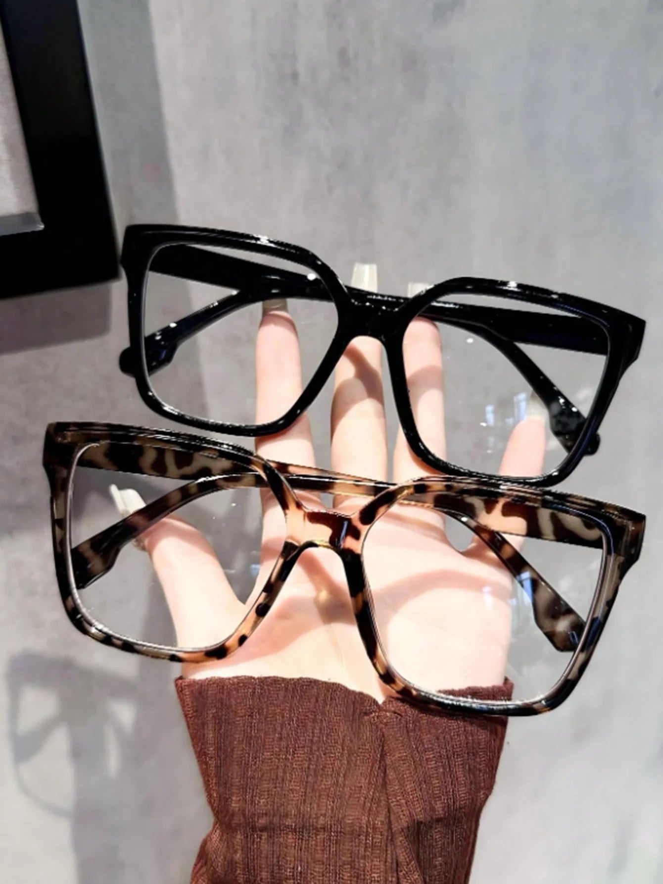 Il tris di accessori che non può mancare. Questo set include stili iconici per adattarsi perfettamente a ogni tuo mood: dal carattere audace del leopardato, alla freschezza del trasparente, fino all'eleganza intramontabile d