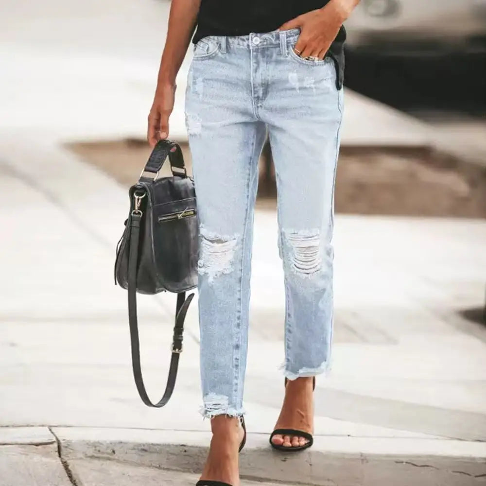 Il mix perfetto tra stile casual e carattere. Questi jeans azzurri con strappi sulle ginocchia sono il must-have della stagione per un look street-wear disinvolto. Comodi, versatili e sempre di tendenza, sono ideali per chi c